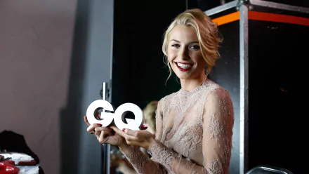 Smiling German model woman in a lace gown holds a GQ trophy backstage — 4K Ultra HD PC desktop wallpaper/background.