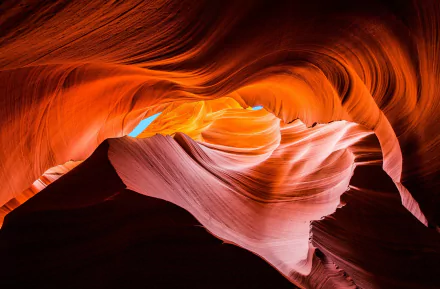 Vibrant HD wallpaper featuring the flowing rock formations and warm glow of Arizona’s Antelope Canyon cave, showcasing natural beauty and intricate patterns.