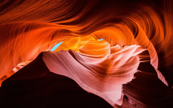 Vibrant HD wallpaper featuring the flowing rock formations and warm glow of Arizona’s Antelope Canyon cave, showcasing natural beauty and intricate patterns.