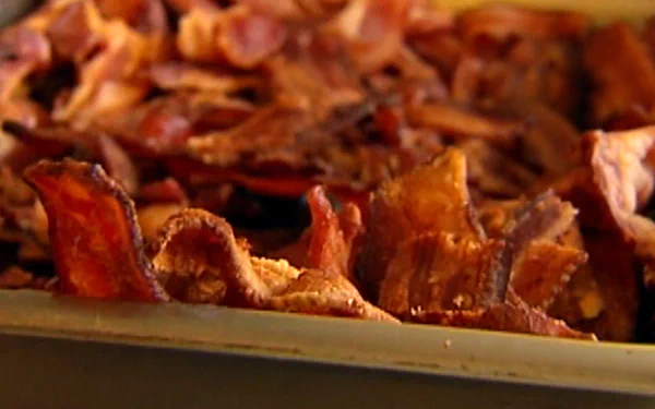HD desktop wallpaper featuring a close-up background of crispy bacon strips.