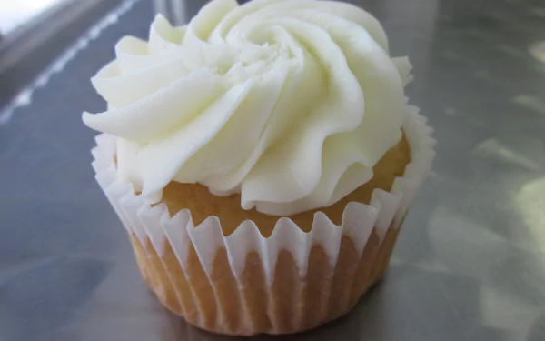 food vanilla cupcake HD Desktop Wallpaper | Background Image