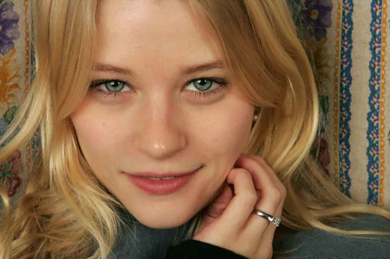 Celebrity Emilie De Ravin HD Desktop Wallpaper | Background Image