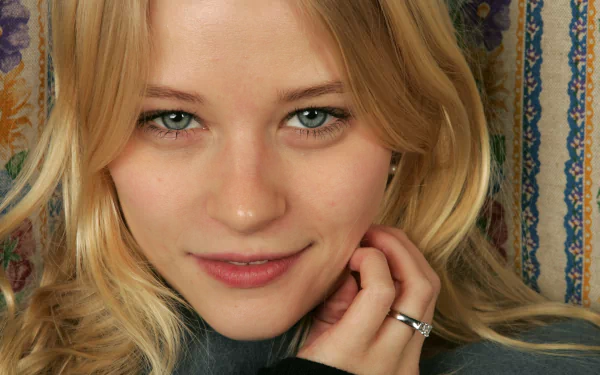 Celebrity Emilie De Ravin HD Desktop Wallpaper | Background Image