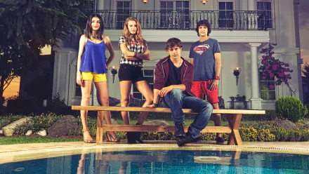 HD PC desktop wallpaper featuring the main cast of the TV show Medcezir posing by a pool in front of a house.