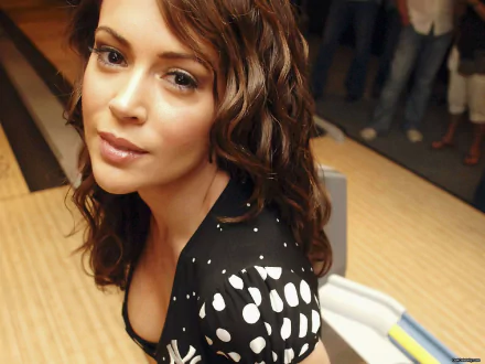 Celebrity Alyssa Milano HD Desktop Wallpaper | Background Image