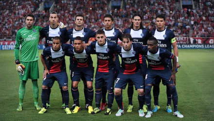 Paris Saint-Germain F.C. team photo featuring Thiago Motta, Blaise Matuidi, Salvatore Sirigu, Marco Verratti, Thiago Silva, Edinson Cavani, and Zlatan Ibrahimović in a stadium.