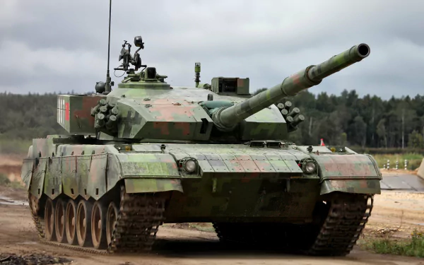 HD PC desktop wallpaper showing a Type 96 military main battle tank in green camouflage, frontal view on a dirt road beneath a cloudy sky.