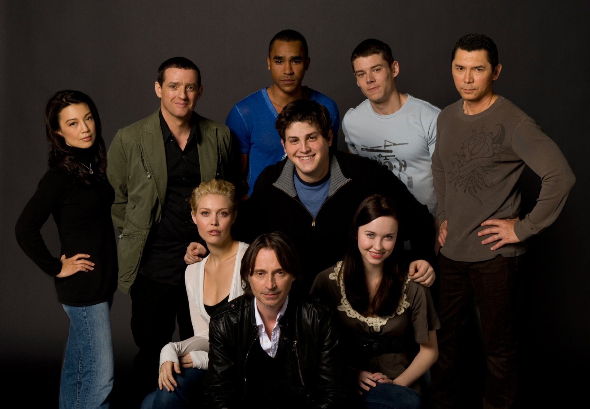 Cast of the TV show Stargate Universe posed together in a high-definition PC desktop wallpaper and background.