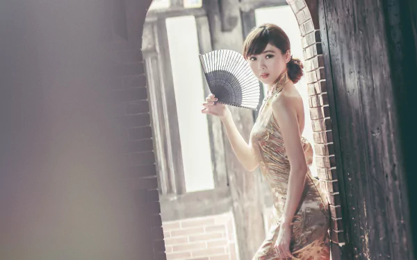Taiwanese model Chén Qiáoqiáo poses with a fan in an elegant cheongsam, captured in a softly lit, vintage-style setting for an HD PC desktop wallpaper.