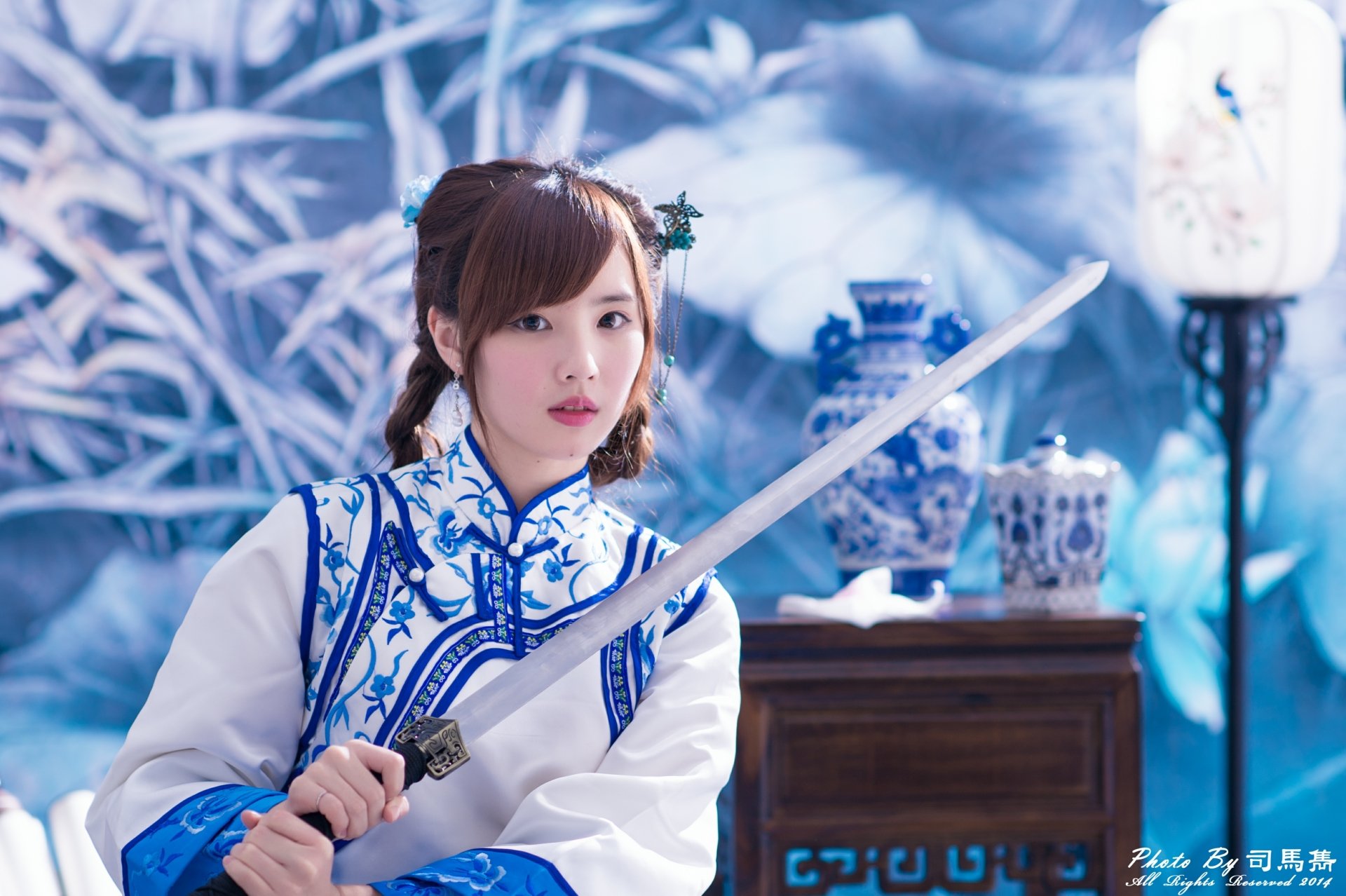 A Taiwanese woman named Yu Chen Zheng in traditional costume holds a sword amid blue-and-white vases and a lantern, captured in a 4K Ultra HD desktop wallpaper.