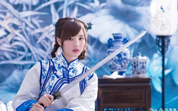 Women Yu Chen Zheng Models Taiwan Model Asian Taiwanese Traditional Costume Vase Lantern Sword HD Wallpaper | Background Image