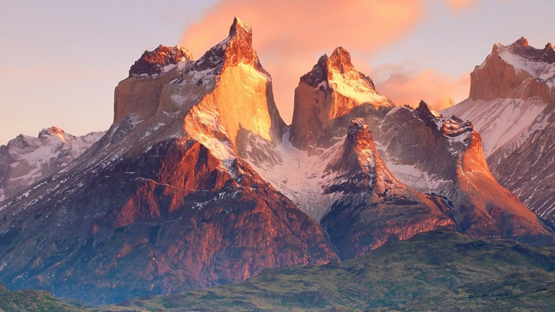 Stunning HD Wallpaper of Torres del Paine's Majestic Summits in Patagonia