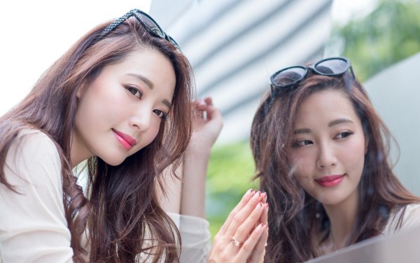 Femmes Asiatique Top Model Oriental Brune Glasses Lipstick Brown Eyes Réflection Fond d'écran HD | Image
