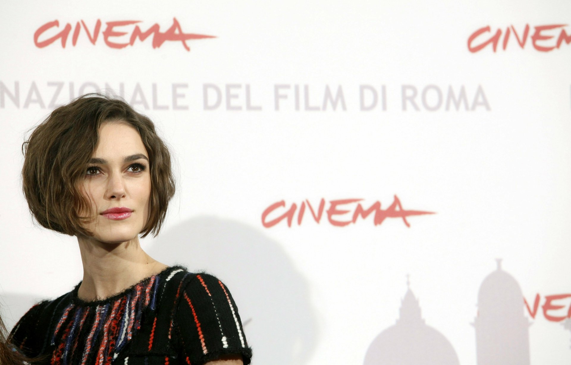 HD PC desktop wallpaper featuring celebrity Keira Knightley posing at a red carpet cinema event with a white background and red CINEMA text.