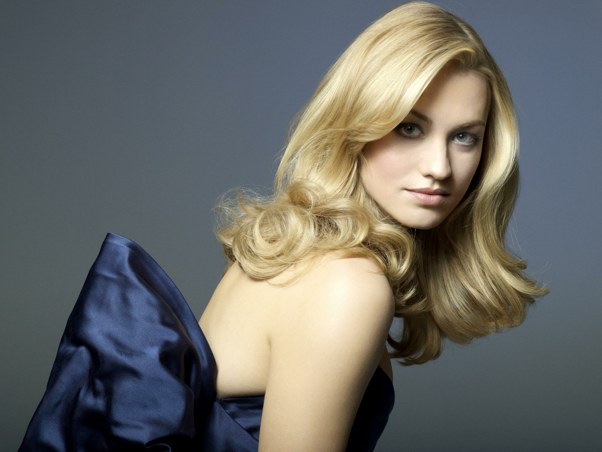 Download Celebrity Yvonne Strahovski HD Wallpaper