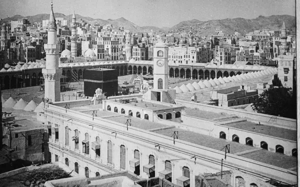 Black and white 4K Ultra HD wallpaper showing the man-made architecture of Mecca, featuring the Kaaba and surrounding mosque structures against a mountainous backdrop.