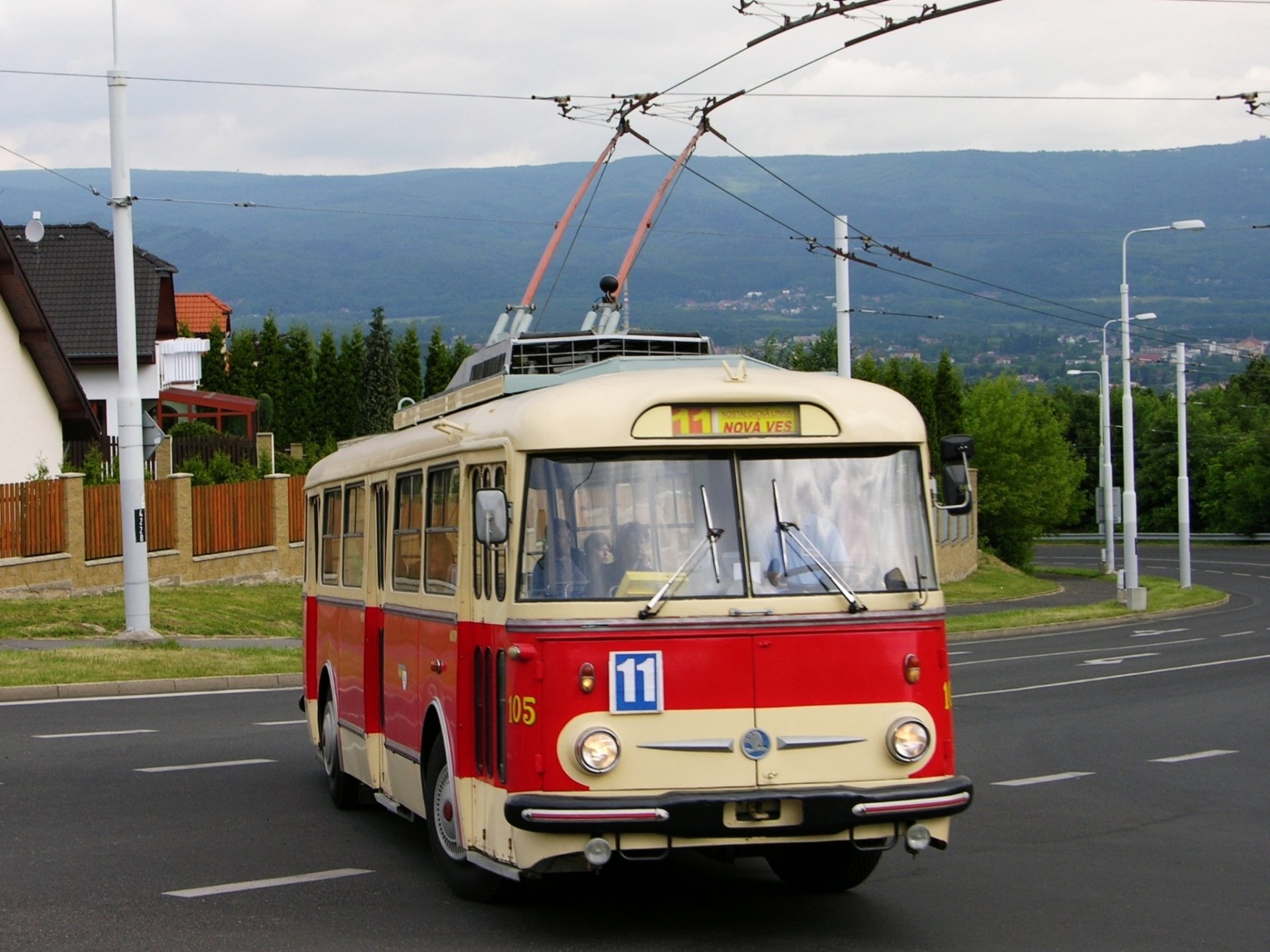 Download Vehicle Streetcar HD Wallpaper