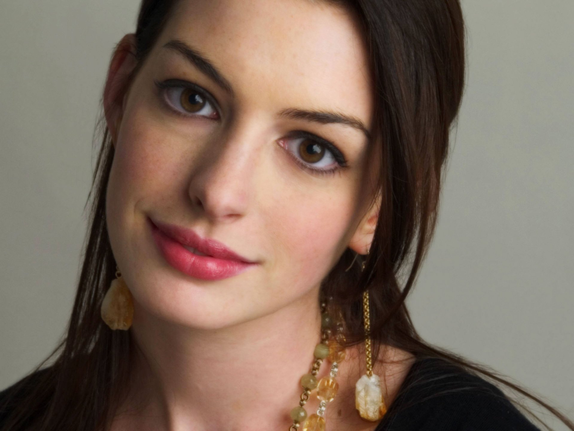 Download Celebrity Anne Hathaway HD Wallpaper