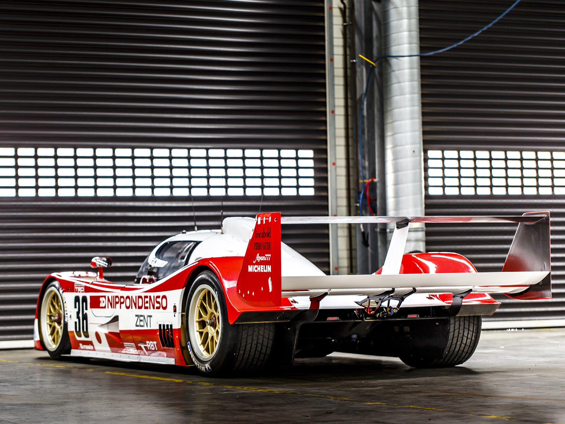 Download Vehicle Toyota TS010 HD Wallpaper