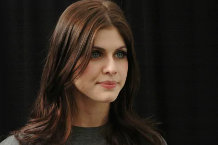 A high-definition desktop wallpaper featuring actress Alexandra Daddario, showcasing her natural beauty and captivating presence against a dark background.