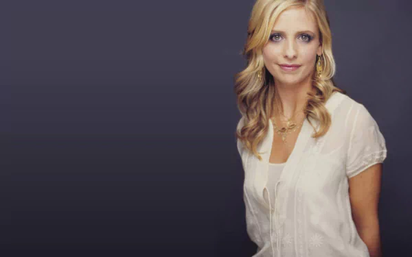 HD desktop wallpaper featuring celebrity Sarah Michelle Gellar in a white blouse against a dark gradient background.