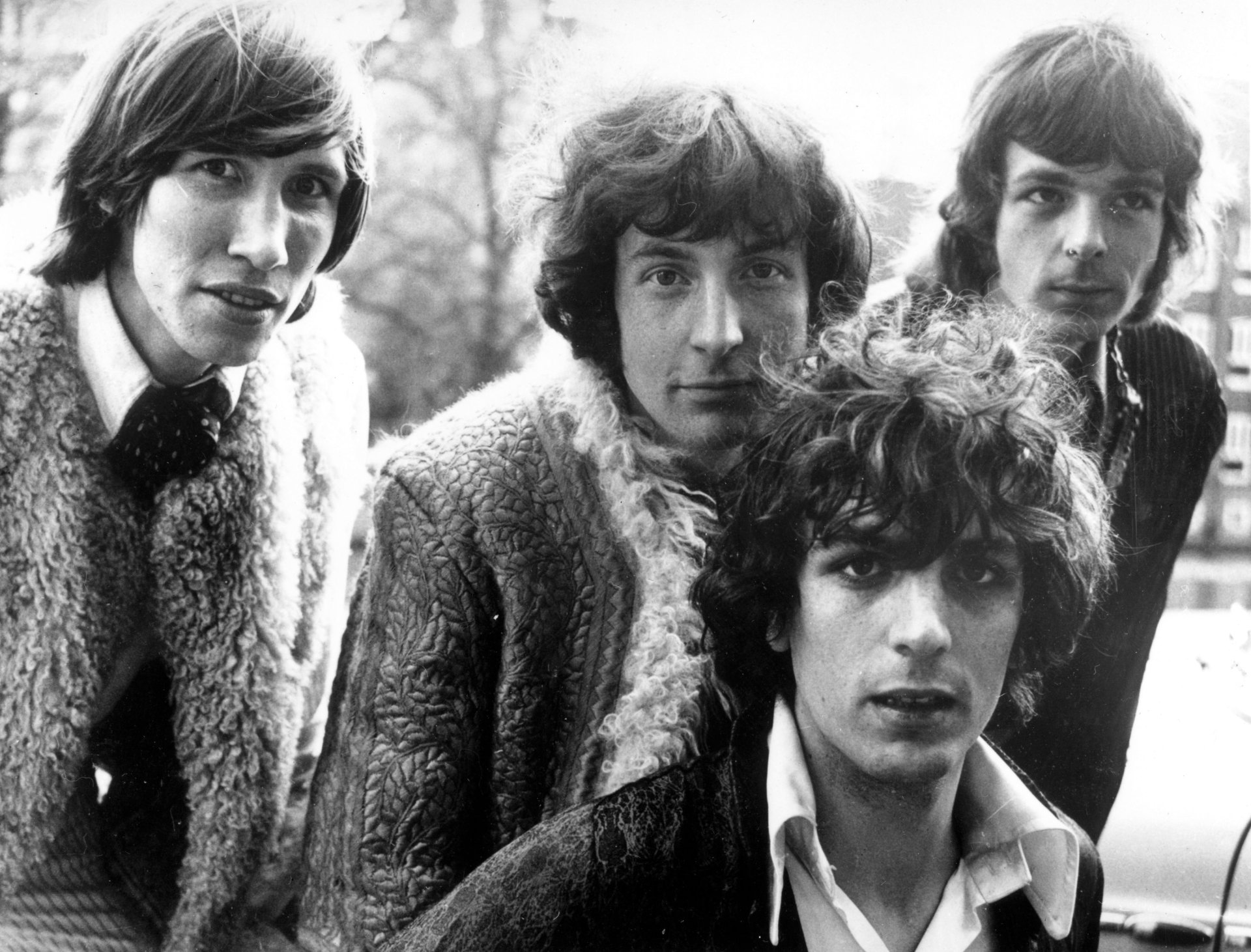 Black and white HD desktop wallpaper featuring the iconic Pink Floyd band members in a close-up group portrait.