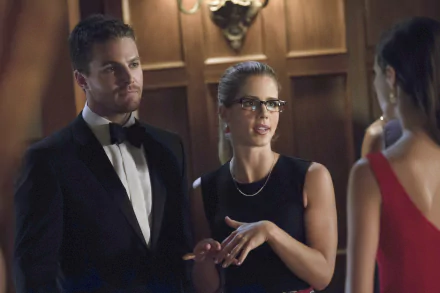 HD desktop wallpaper featuring Stephen Amell as Oliver Queen and Emily Bett Rickards as Felicity Smoak from the TV show Arrow in an elegant indoor setting.