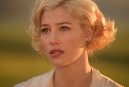Close-up of a blonde woman in vintage hair and soft golden light, a cinematic portrait evoking the movie Easy Virtue — 4K Ultra HD PC desktop wallpaper.