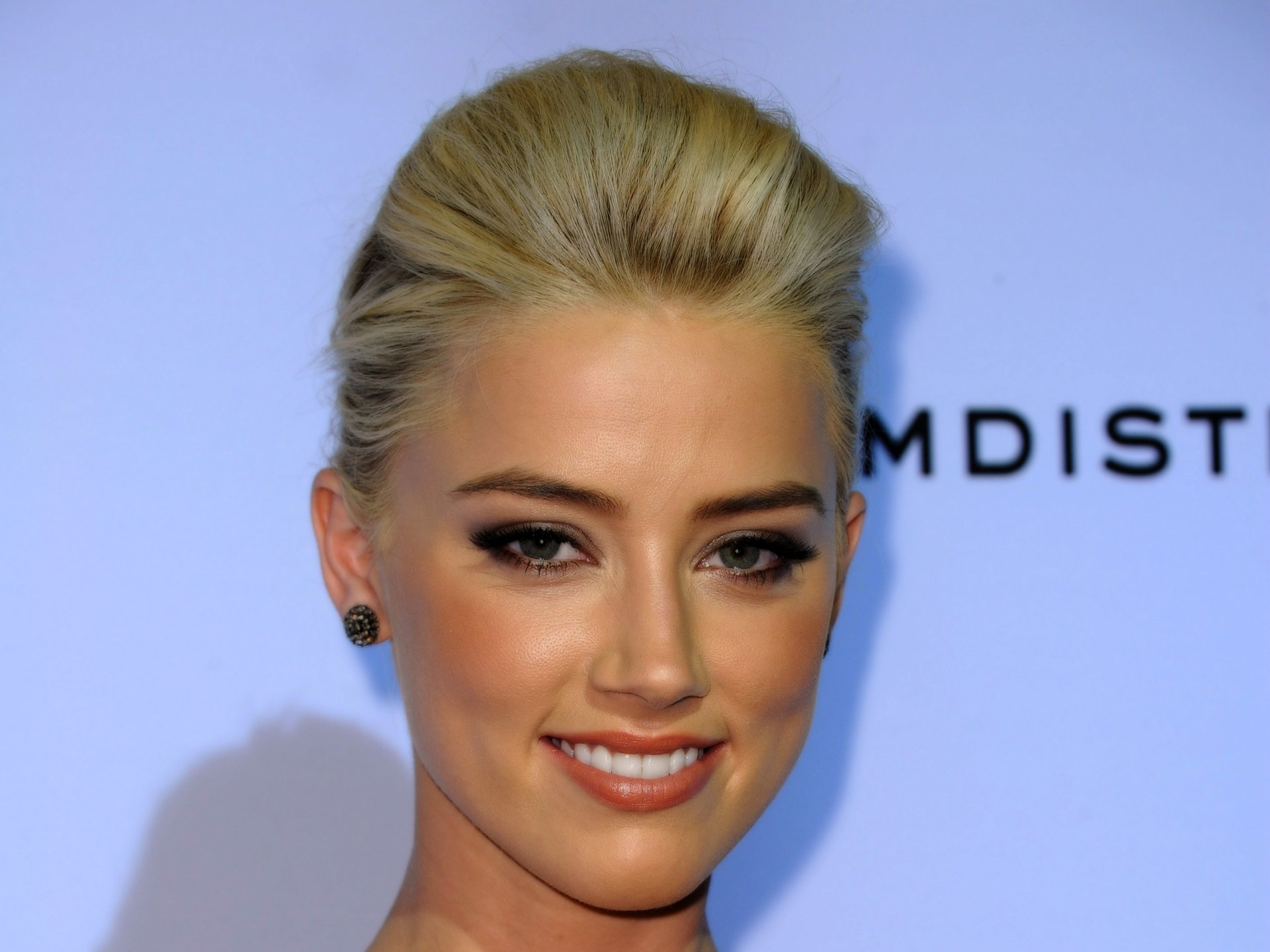 Download Celebrity Amber Heard HD Wallpaper