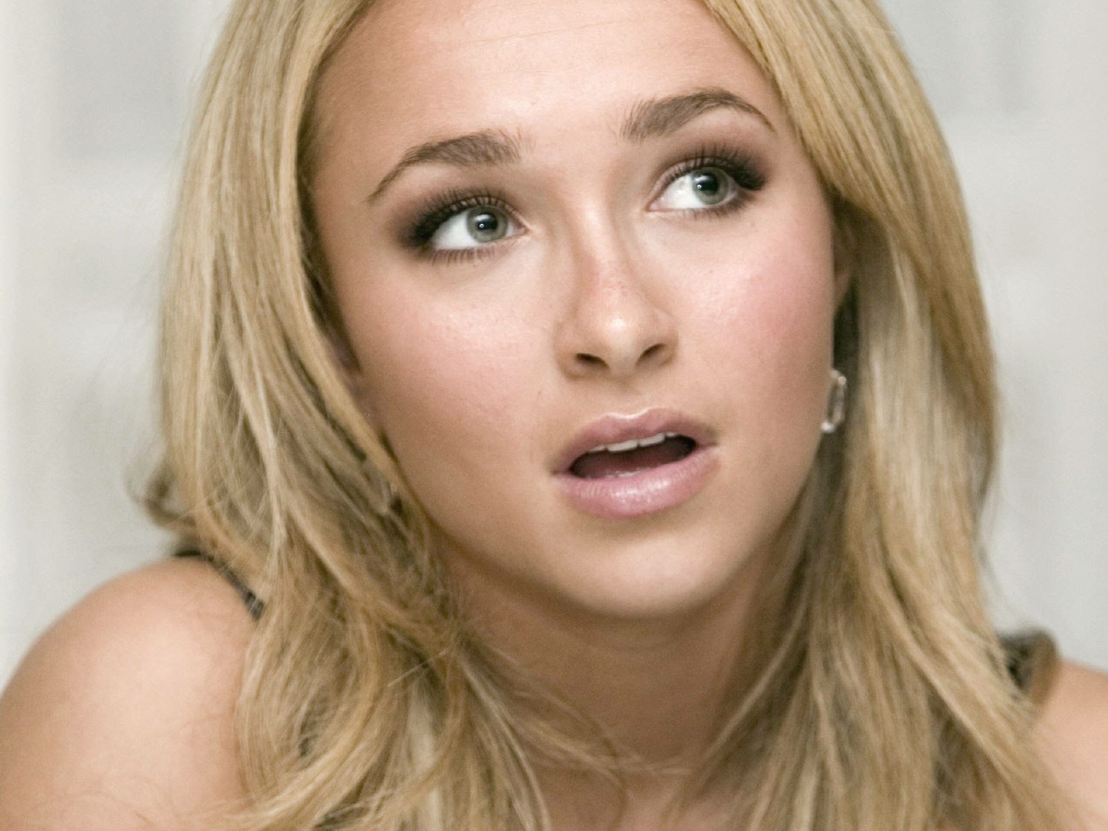 HD desktop wallpaper featuring a close-up of celebrity Hayden Panettiere with blonde hair and a thoughtful expression.