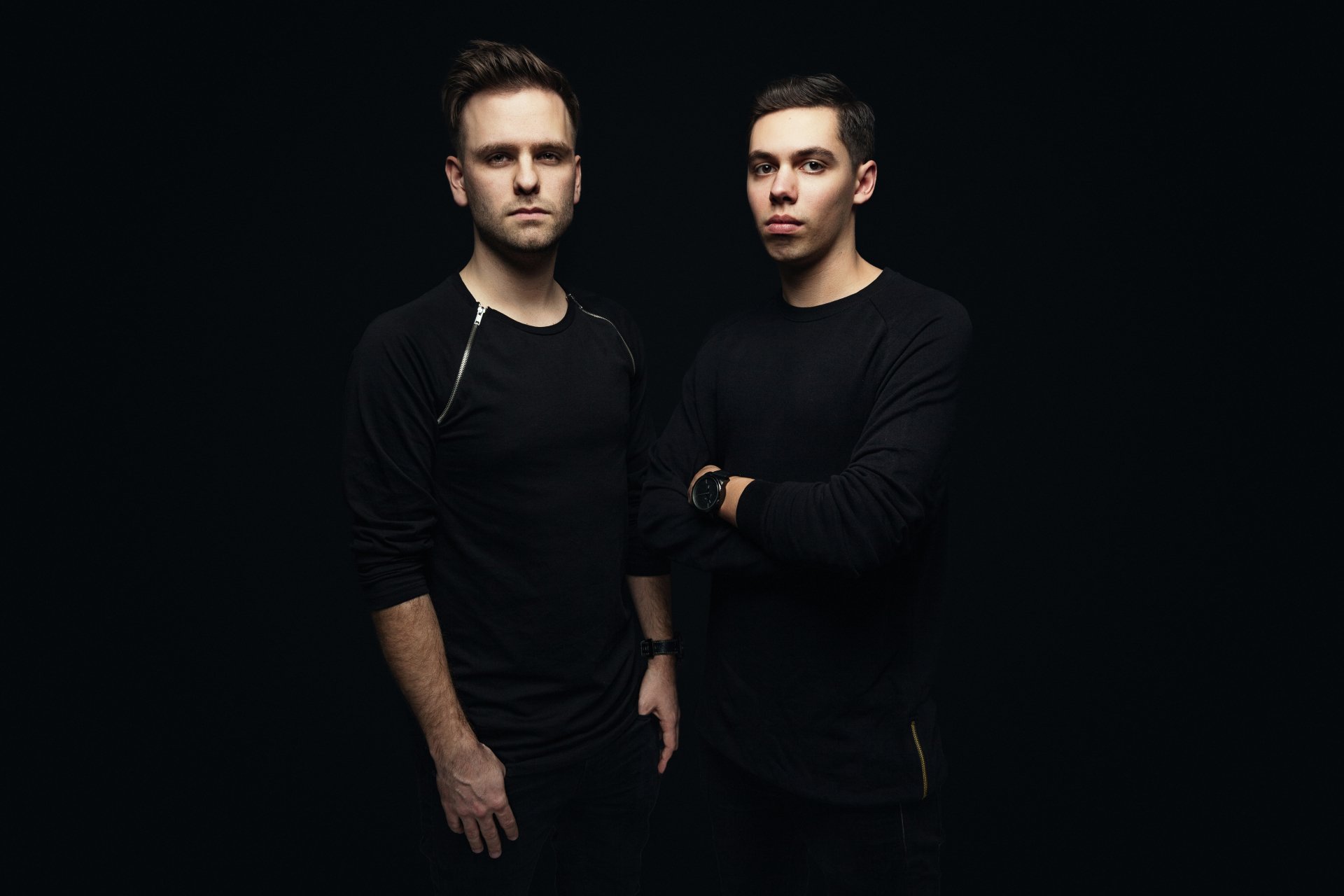 Portrait of two DJs (tagged Tom & Jame) in black outfits against a dark background, 5K Ultra HD PC desktop wallpaper.