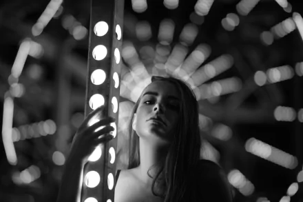 Black & white 8K Ultra HD PC desktop wallpaper: bokeh portrait of a woman model by a lit pole with dramatic shadows and circular light patterns.