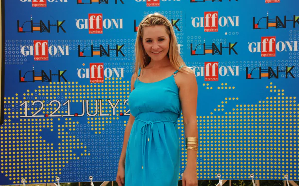 woman Beverley Mitchell HD Desktop Wallpaper | Background Image