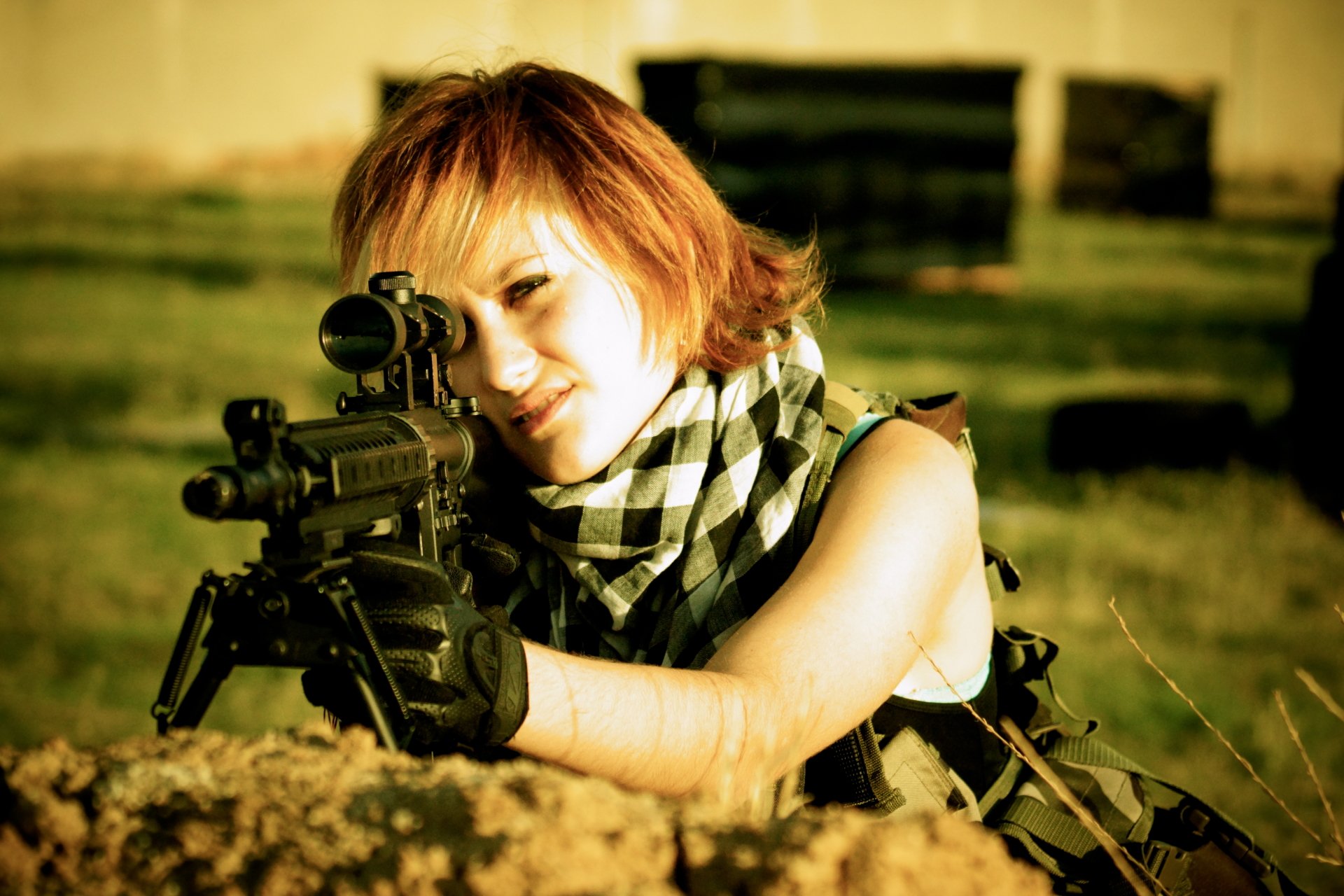 5K Ultra HD PC desktop wallpaper/background: woman in tactical gear and scarf aiming a rifle from a low position, Girls & Guns theme.