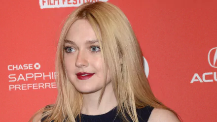 HD PC desktop wallpaper featuring celebrity Dakota Fanning with blonde hair and red lipstick against a red backdrop at a film festival event.