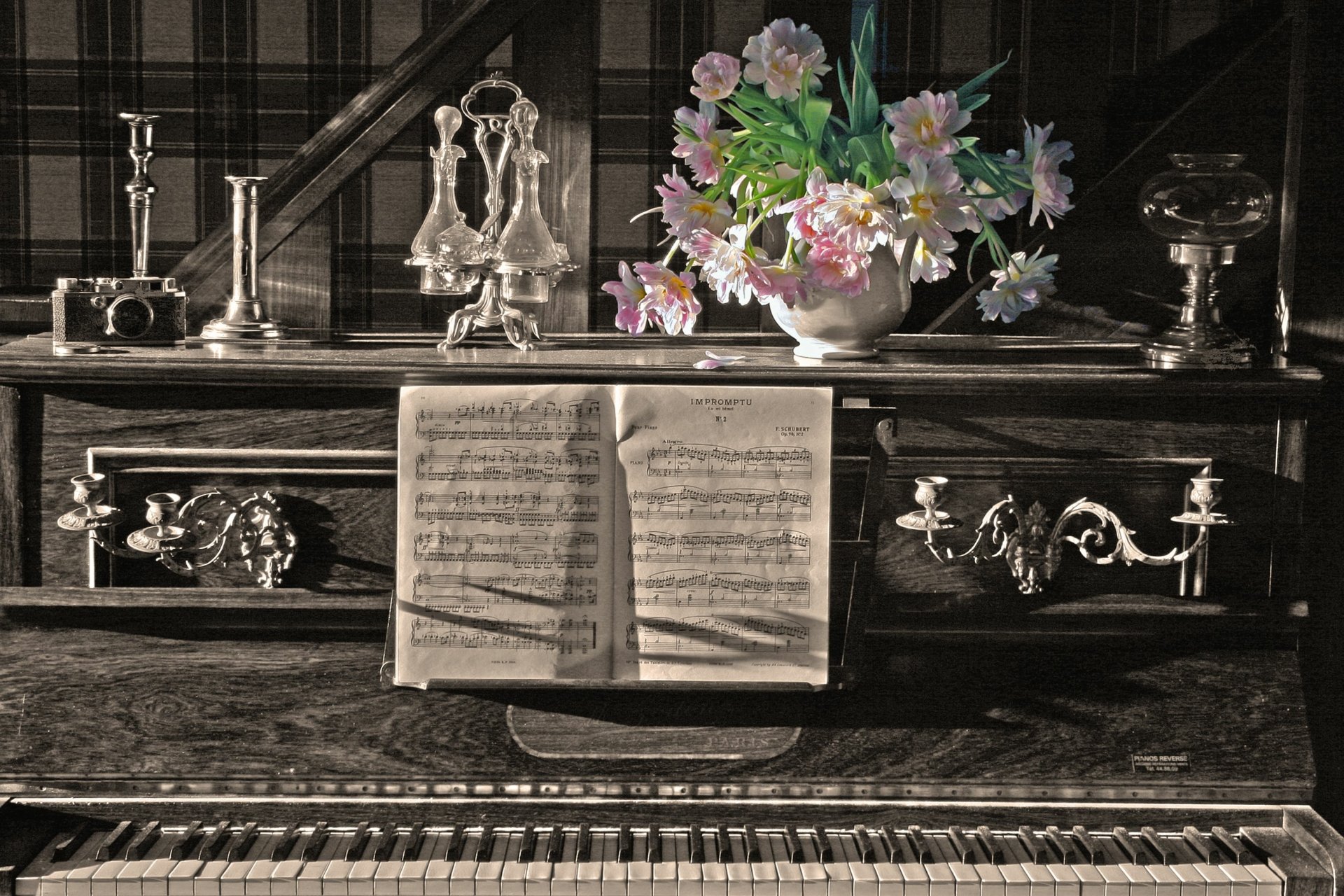 HD PC desktop wallpaper featuring a selective color image of sheet music on a piano with a vase of pink flowers, blending musical elegance and artistic contrast.