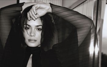 Shannyn Sossamon - Celebrity Bikini Wallpapers