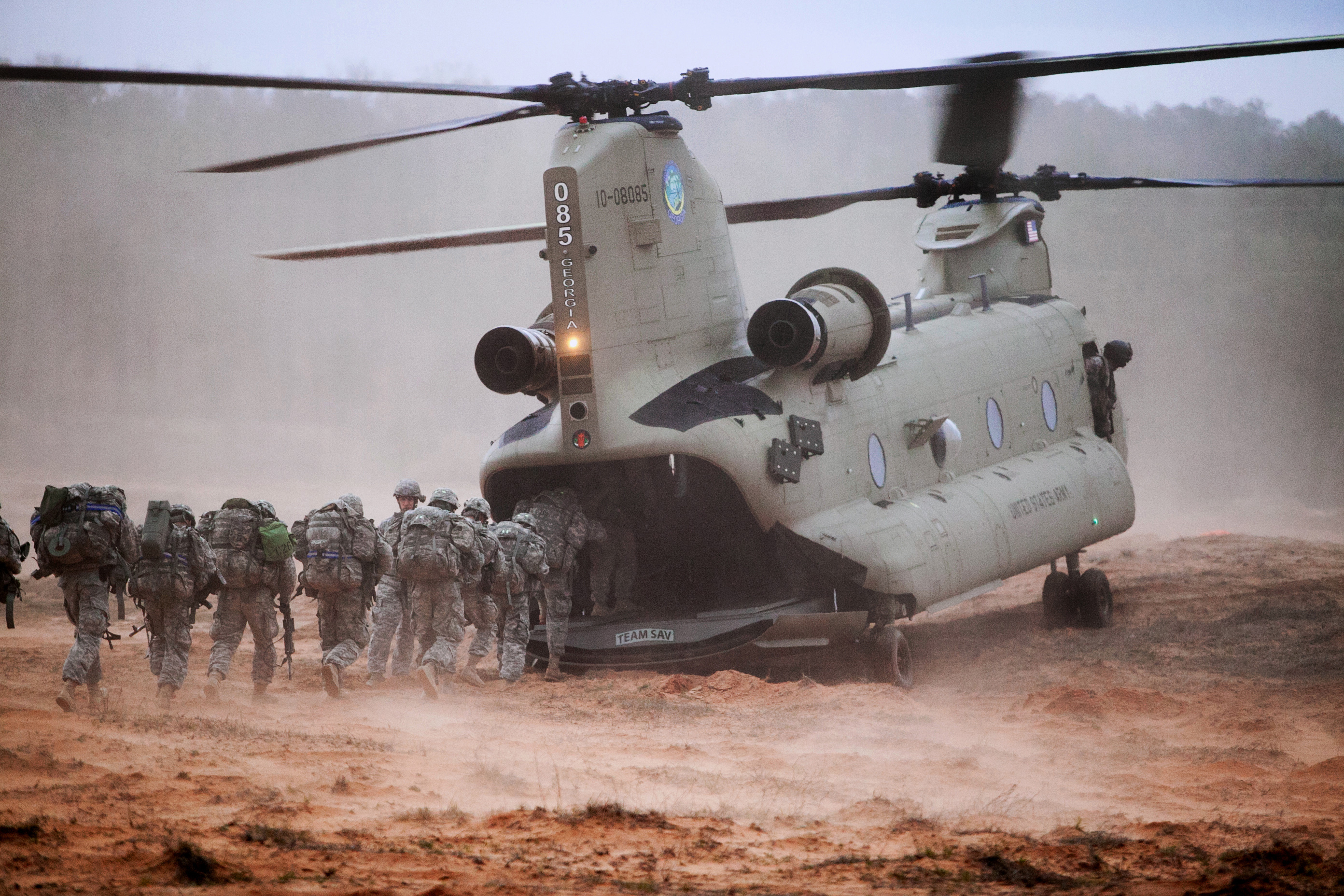 Military Boeing CH-47 Chinook HD Wallpaper | Background Image
