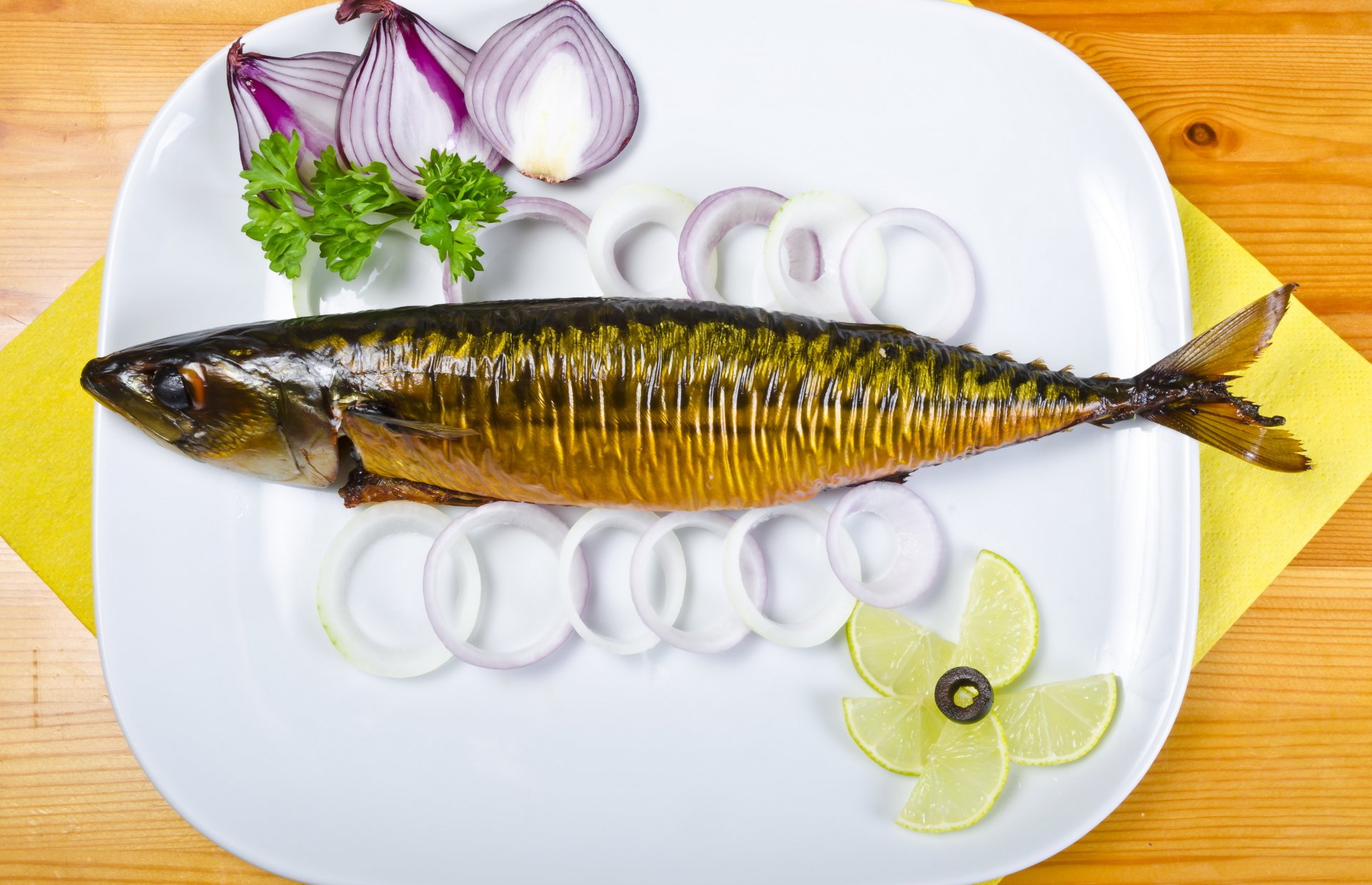 5K Ultra HD PC desktop wallpaper and background: whole smoked fish on a white plate with onion rings, red onion halves, lemon slices and parsley — food.