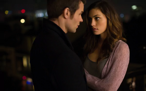A 4K Ultra HD wallpaper featuring a close, intense moment between two characters from the TV show The Originals, set against a nighttime city backdrop.