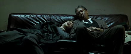 HD desktop wallpaper featuring Brad Pitt and Morgan Freeman resting on a couch, a scene from the movie Se7en.
