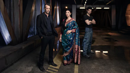 HD desktop wallpaper featuring Thomas Jane and cast from the TV show The Expanse, standing in a dimly lit industrial setting.