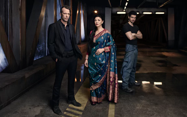 HD desktop wallpaper featuring Thomas Jane and cast from the TV show The Expanse, standing in a dimly lit industrial setting.