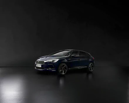 A sleek black Citroën DS5 car positioned against a dark background, showcasing the vehicle’s modern design in high definition.