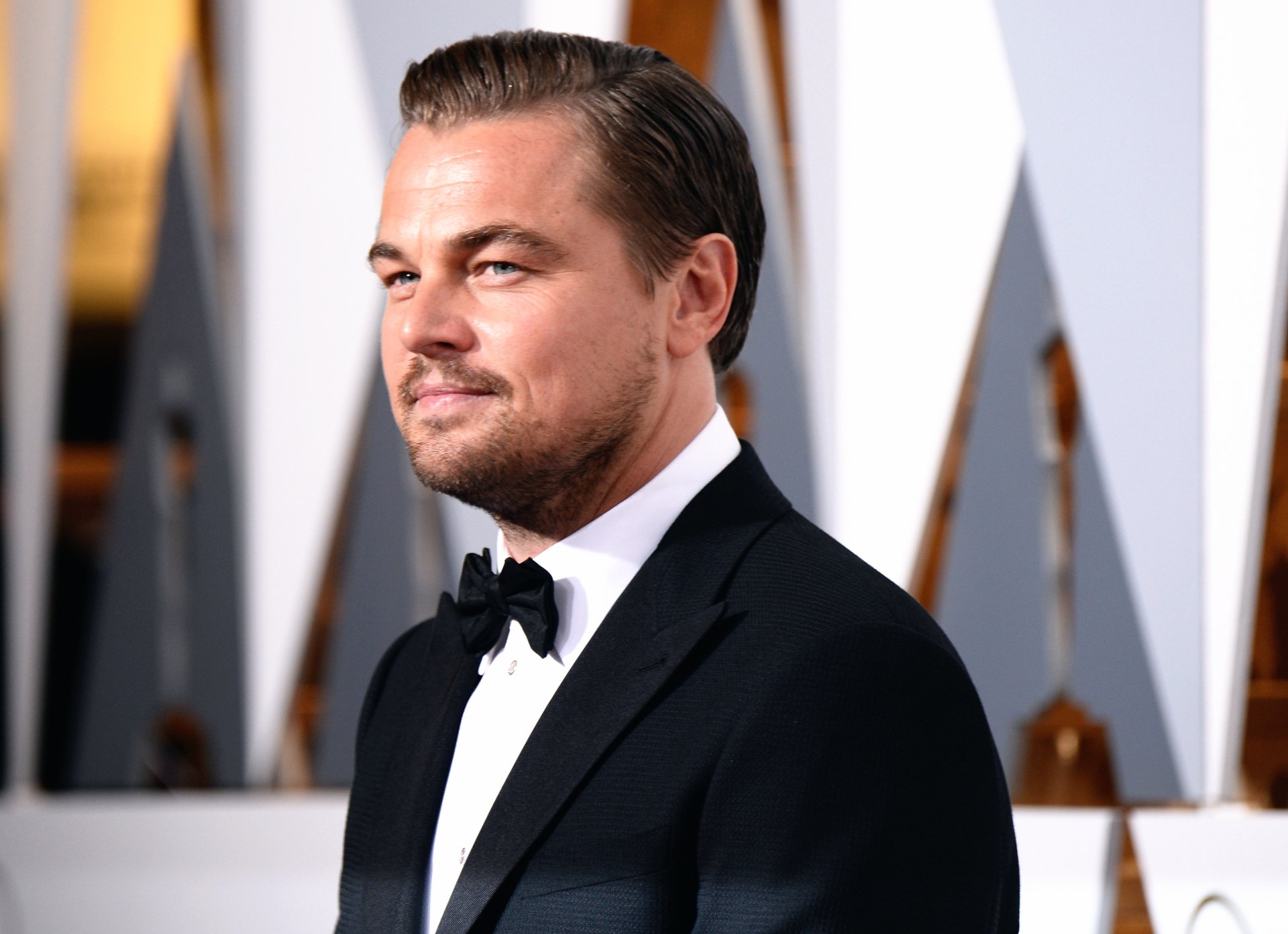 Download Suit American Actor Celebrity Leonardo Dicaprio HD Wallpaper