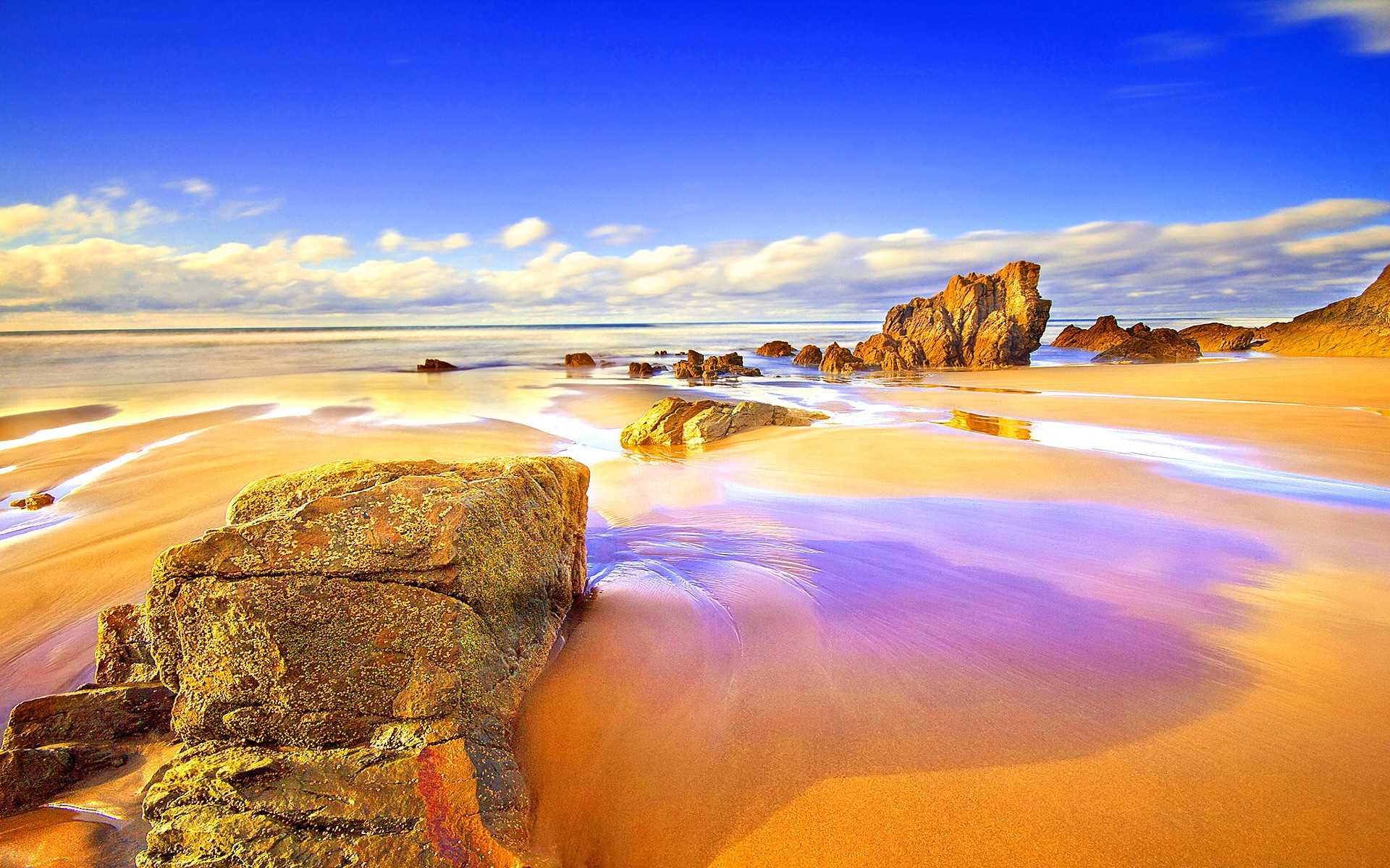 Màu sắc ấm áp của hoàng hôn kết hợp với vẻ đẹp của bãi biển tạo nên một cảnh tượng đầy lãng mạn. Hãy chiêm ngưỡng hình ảnh hoàng hôn bãi biển để cảm nhận sự bình yên và thư thái. 