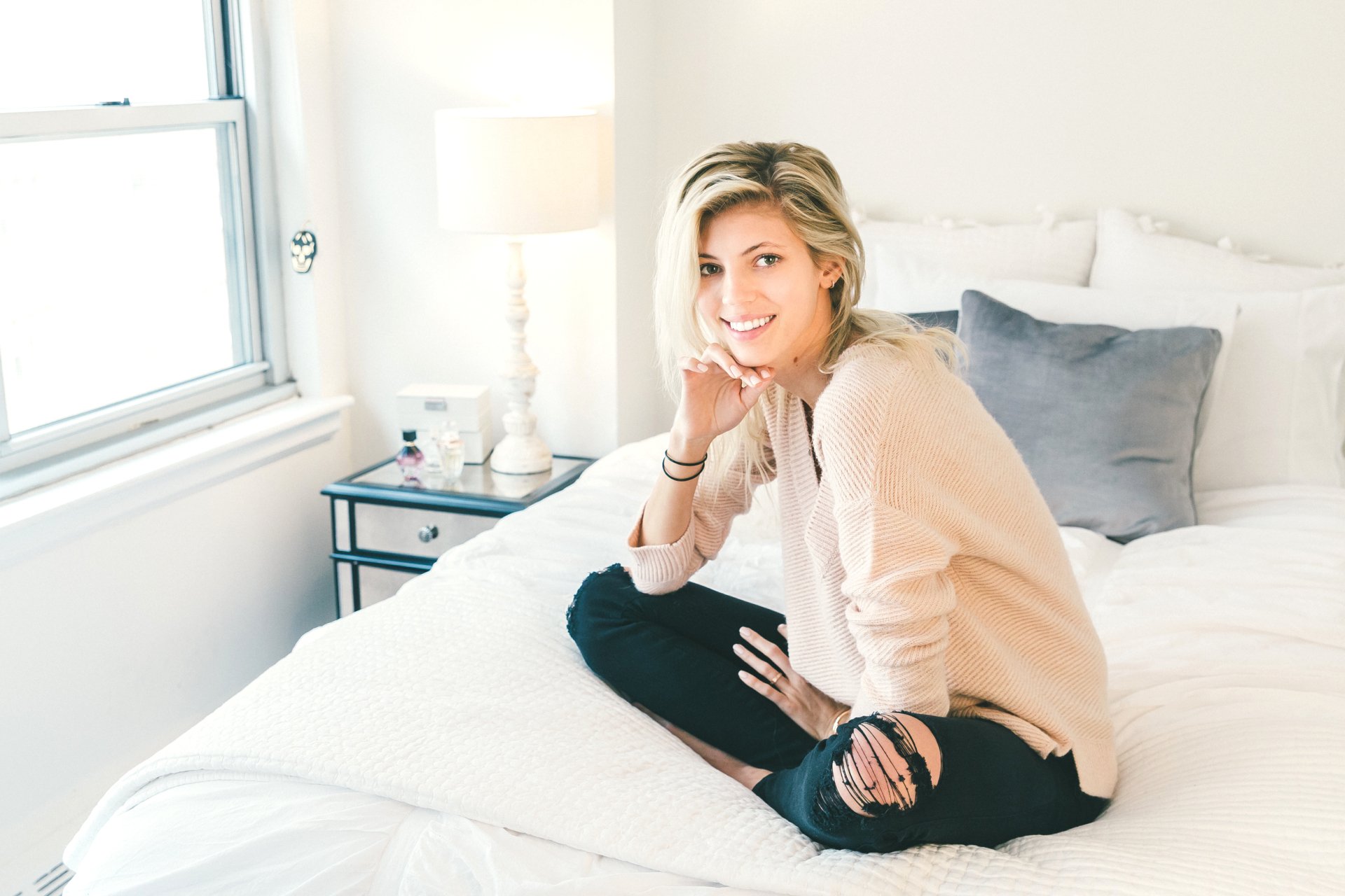 Download Bedroom Smile Green Eyes Blode Model American Celebrity Devon Windsor HD Wallpaper