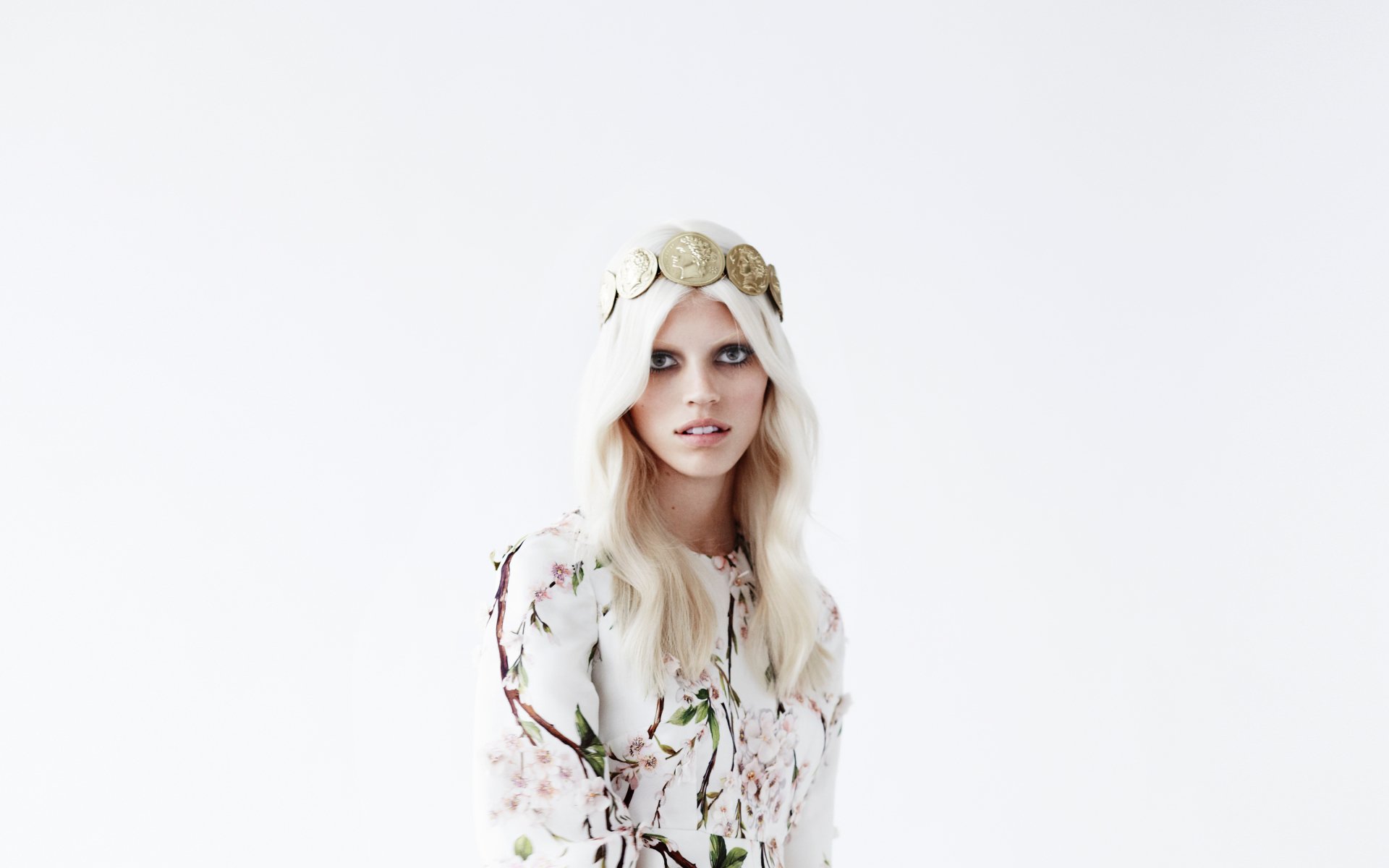 Download Blonde Dress Model American Celebrity Devon Windsor 4k Ultra HD Wallpaper