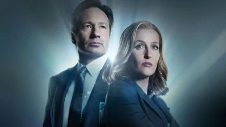 HD wallpaper featuring Gillian Anderson as Dana Scully and David Duchovny as Fox Mulder from the iconic TV show The X-Files, captured in a dramatic light backdrop.