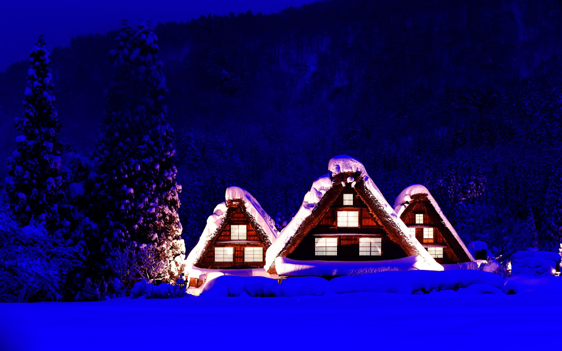 Дом синие горы. Домик в снегу. Новый год домик. Зимний домик. Новогодний домик в лесу.